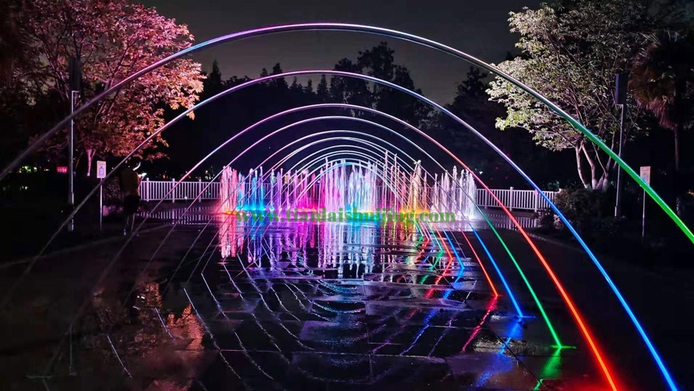 互動(dòng)玻光噴泉：以設(shè)計(jì)創(chuàng)新打造吸引力核心，彰顯噴泉公司專業(yè)實(shí)力